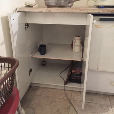 ארון פתוח עם מדף, כבל חשמל על הרצפה