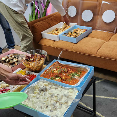 מגשי אוכל עם סלטים ומאפים על שולחן