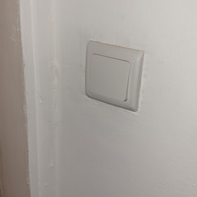 מתג חשמל על קיר לבן