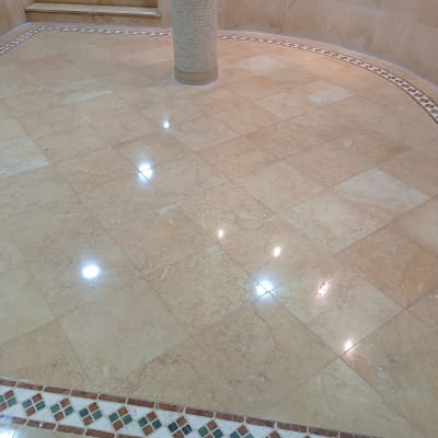 רצפה נקייה ומבריקה עם אריחים מבריקים