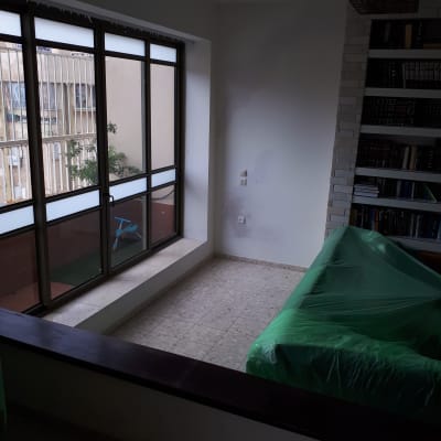 קיר צבוע חלקית עם סימני צבע חדשים