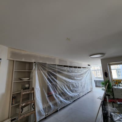 קיר גבס עם תיקוני צבע ויריעת ניילון