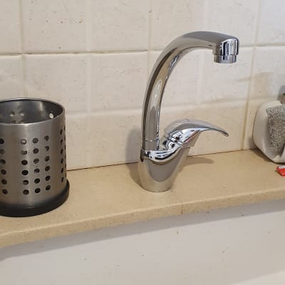 ברז כרום מעל כיור עם רשת ניקוז
