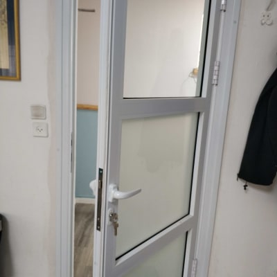 דלת אלומיניום עם זכוכית חלבית ומנעול