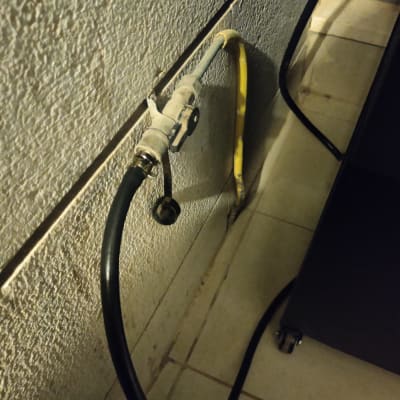 צינור גז מחובר לשסתום על קיר