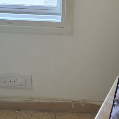 שקע חשמל עם תקע מחובר ליד חלון