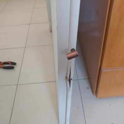 דלת עם נזק ותפס דלת שבור