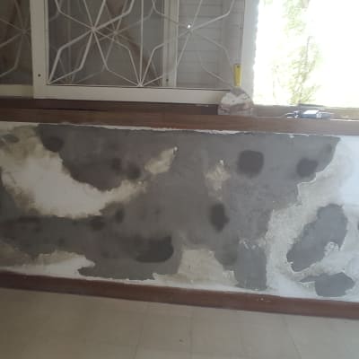 קיר עם תיקוני טיח וכלי עבודה לאיטום