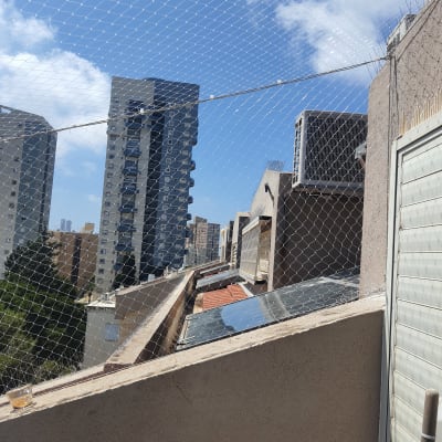 רשת למניעת כניסת יונים על מרפסת