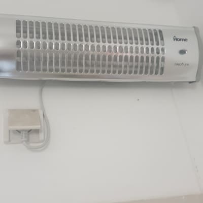 תנור חימום חשמלי מותקן על קיר עם חיבור חשמלי