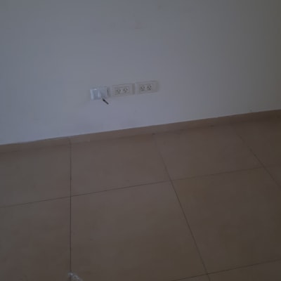 קיר לבן עם סימני צבע ליד שקע חשמל