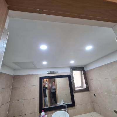 תקרה מגבס עם תאורה שקועה בחדר אמבטיה