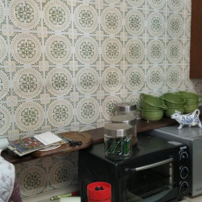 כלים על השיש, מספריים, מיכל עם ברגים