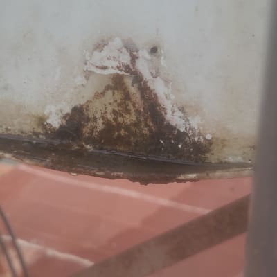 חלק תחתון של דוד שמש עם חלודה ונזילה