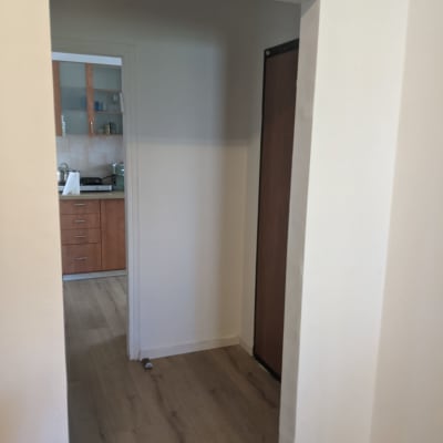 קיר צבוע בלבן עם מסגרת דלת