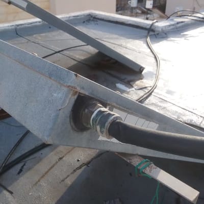 צינור מחובר לדוד שמש על גג