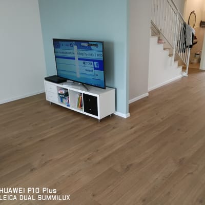 רצפת פרקט עץ בהירה בסלון מודרני