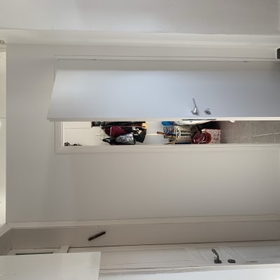 קיר גבס לבן עם דלת פתוחה חלקית