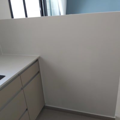 קיר גבס לבן במטבח ליד ארונות