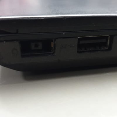 חיבורי USB ומאווררים בצד מחשב נייד