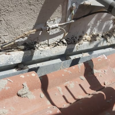 חיבורי כבלים ואיטום על גג רעפים