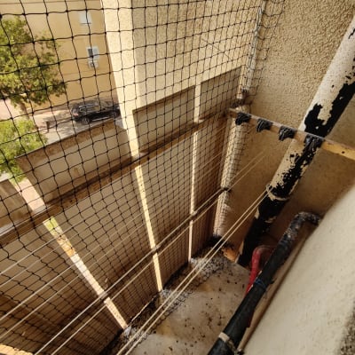 רשת למניעת כניסת יונים מותקנת על מרפסת