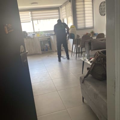 אדם עם מיכל ריסוס במטבח