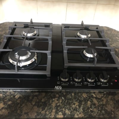 כיריים גז עם ארבעה מבערים וכפתורי שליטה