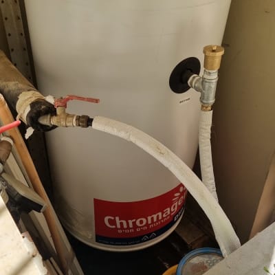 דוד שמש עם צינורות ומחברים