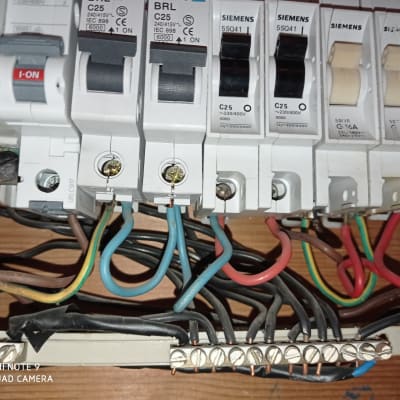 לוח חשמל עם מפסקים וחוטים צבעוניים