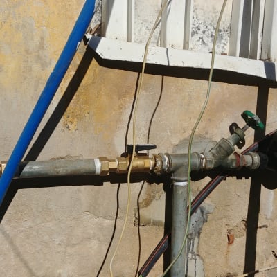 צינורות מים עם ברזים על קיר חיצוני