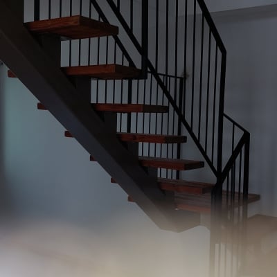 מדרגות עץ עם מסגרת מתכת שחורה