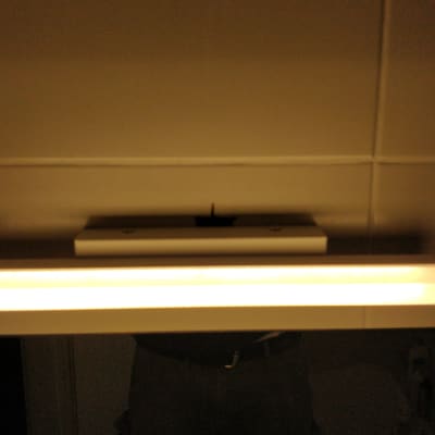 מנורת לד מותקנת על קיר