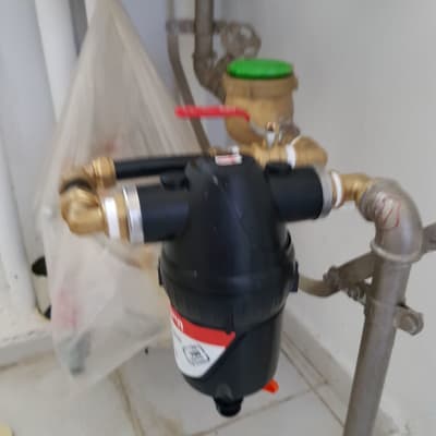 מסנן מים שחור עם צינורות ומחברים