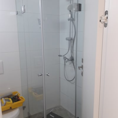 מקלחון זכוכית עם ראש מקלחת וכיור