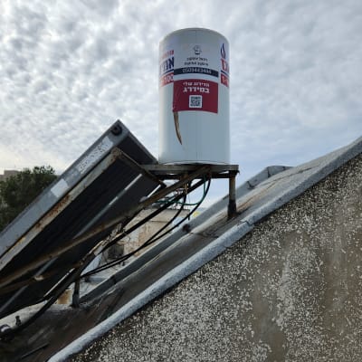 דוד שמש על גג עם קולטים