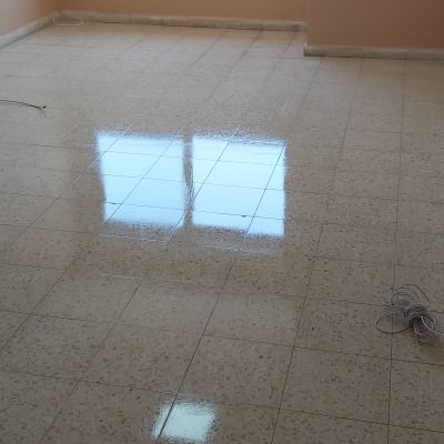 רצפה נקייה ומבריקה עם השתקפות חלון