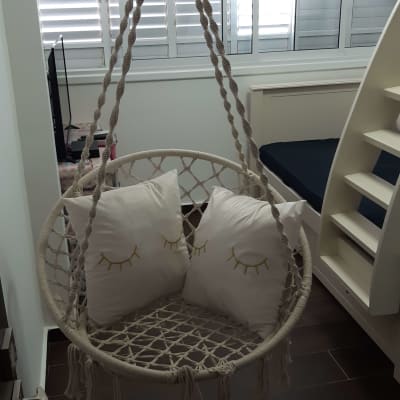 כיסא תלוי עם כריות בחדר שינה