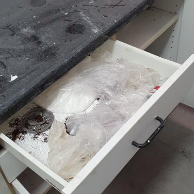 מגירה פתוחה עם לכלוך ואבק, שקיות פלסטיק