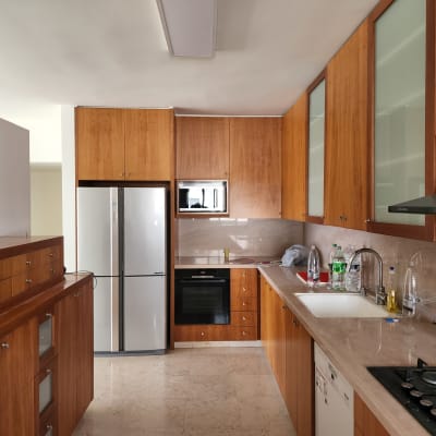 מטבח מודרני עם ארונות עץ ומכשירי חשמל