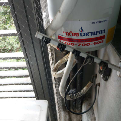 רשת למניעת כניסת יונים מותקנת על חלון