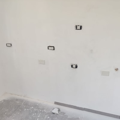 שקעים חשמליים מותקנים על קיר לבן