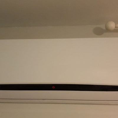 מזגן קיר לבן עם לוגו אמקור