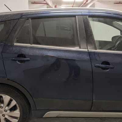 מכונית כחולה עם פגמים בדלתות ובצבע