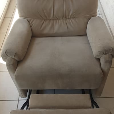 כורסה חומה עם הדום נשלף על רצפת אריחים