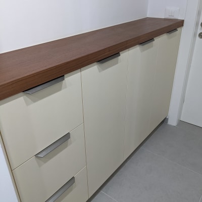 ארונות מטבח עם משטח עץ וידיות מתכת