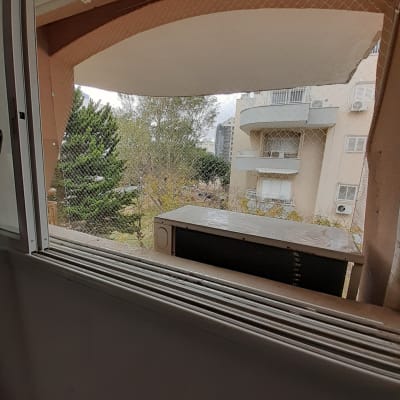 רשת מגן על חלון למניעת כניסת יונים