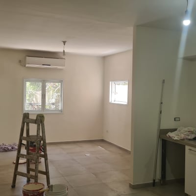 סולם, דלי צבע ומברשת בחדר צבוע