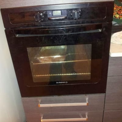 תנור אפייה חשמלי עם כפתורי שליטה ותצוגה דיגיטלית