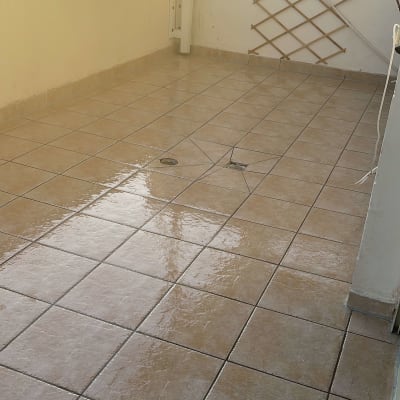 רצפת מרפסת רטובה לאחר איטום עם אריחים